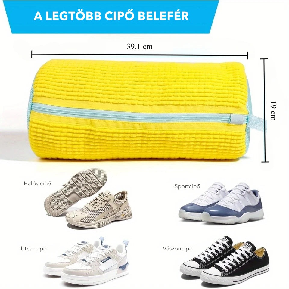 Cipőmosó zsák mérete kb. 39 × 19 cm, a legtöbb cipő belefér